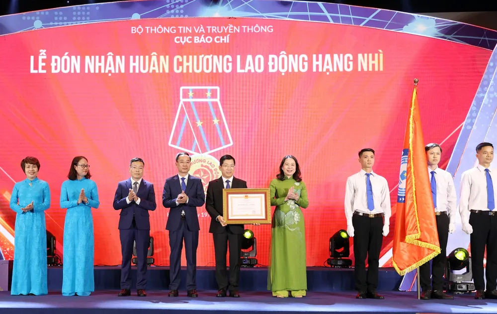 Cục Báo chí đón nhận Huân chương Lao động hạng Nhì. Ảnh VIẾT CHUNG Cục Báo chí đón nhận Huân chương Lao động hạng Nhì. Ảnh VIẾT CHUNG