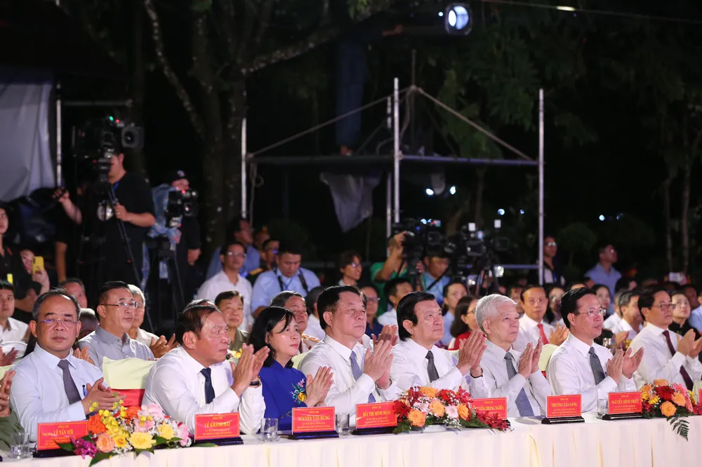 Các đại biểu tham dự cầu truyền hình từ điểm cầu Nghĩa trang liệt sĩ Hàng Dương Các đại biểu tham dự cầu truyền hình từ điểm cầu Nghĩa trang liệt sĩ Hàng Dương