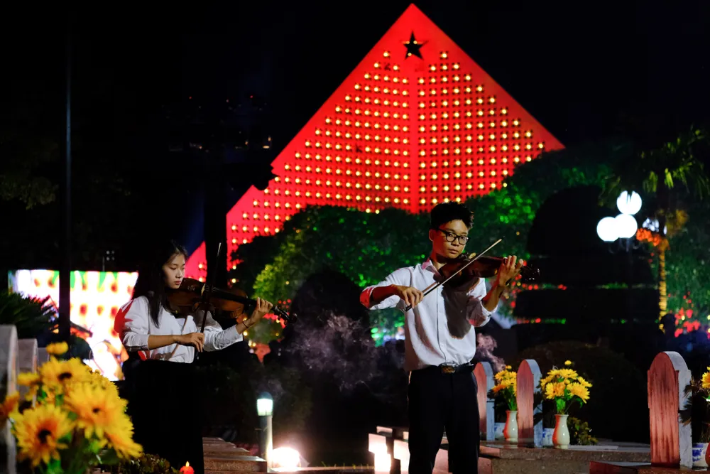 Cùng với những ca khúc đi cùng năm tháng, chương trình đã mang đến nhiều cảm xúc Cùng với những ca khúc đi cùng năm tháng, chương trình đã mang đến nhiều cảm xúc