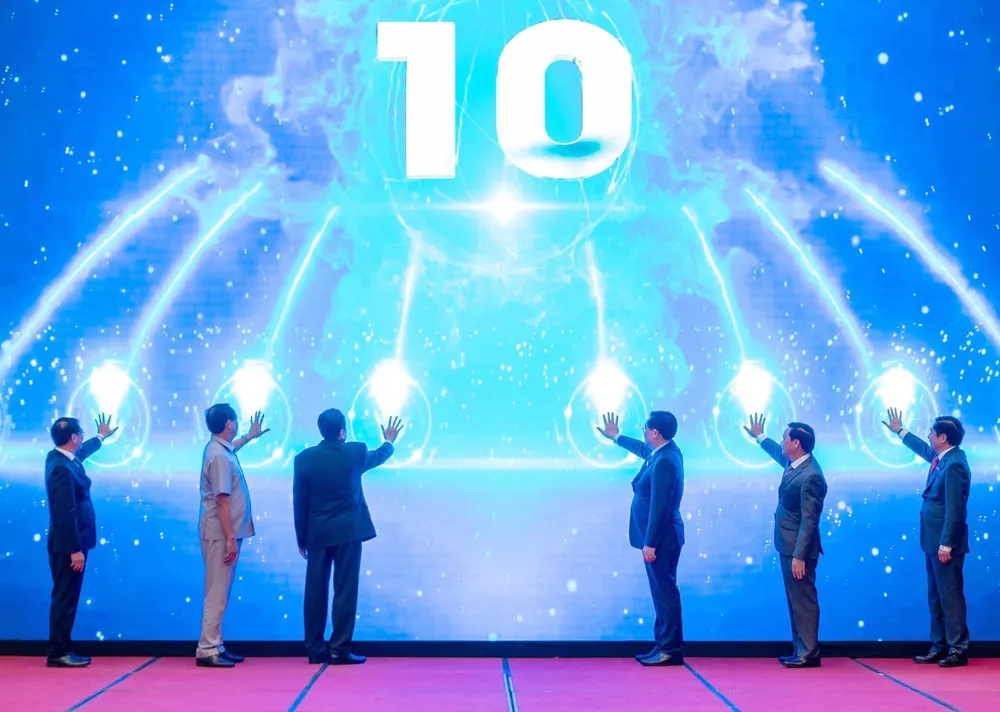 Tại buổi lễ, Chủ tịch Quốc hội Vương Đình Huệ cùng lãnh đạo Quốc hội đã bấm nút khai trương công bố logo, bộ nhận diện và webiste hội nghị. Ảnh: VIẾT CHUNG