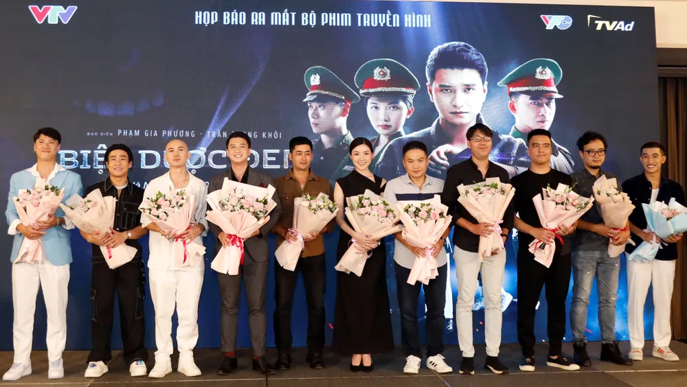 Dàn diễn viên trong buổi ra mắt phim Dàn diễn viên trong buổi ra mắt phim