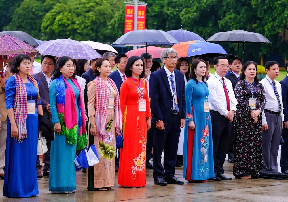 330 gương điển hình tiên tiến, đại diện cho hàng triệu bông hoa nghìn việc tốt trong lĩnh vực VH-TT-DL trên khắp mọi miền Tổ quốc đã báo công dâng Bác. Ảnh NAM NGUYỄN