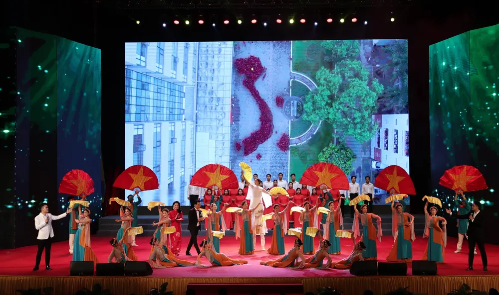 Các nghệ sĩ biểu diễn trong Hội nghị tuyên dương gương điển hình tiên tiến trong lĩnh vực văn hóa toàn quốc năm 2023. Ảnh: VIẾT CHUNG Các nghệ sĩ biểu diễn trong Hội nghị tuyên dương gương điển hình tiên tiến trong lĩnh vực văn hóa toàn quốc năm 2023. Ảnh: VIẾT CHUNG