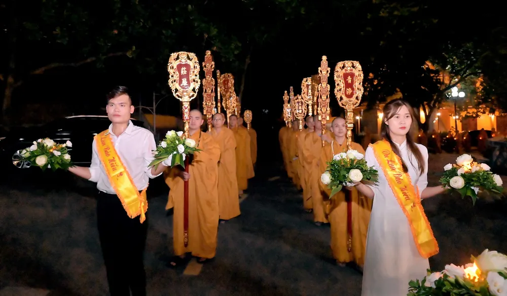 Dâng hoa cúng dàng trong lễ Vu lan báo hiếu Dâng hoa cúng dàng trong lễ Vu lan báo hiếu