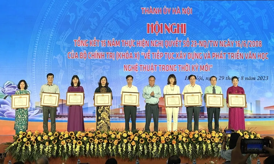 Phó Bí thư Thành ủy Hà Nội Nguyễn Văn Phong trao Bằng khen cho các tập thể có thành tích trong triển khai thực hiện Nghị quyết Phó Bí thư Thành ủy Hà Nội Nguyễn Văn Phong trao Bằng khen cho các tập thể có thành tích trong triển khai thực hiện Nghị quyết