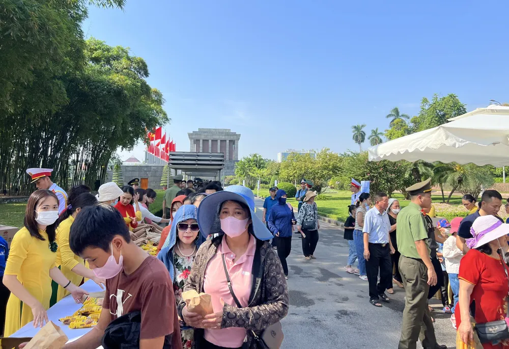 Khoảng 20.000 phần quà đã được chuẩn bị và trao tặng người dân khi tới Lăng viếng Bác Khoảng 20.000 phần quà đã được chuẩn bị và trao tặng người dân khi tới Lăng viếng Bác