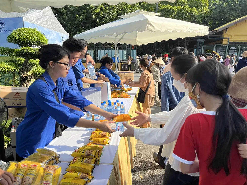 Các phần quà nhỏ thể hiện tình cảm của Hà Nội với người dân và du khách trong dịp lễ Các phần quà nhỏ thể hiện tình cảm của Hà Nội với người dân và du khách trong dịp lễ