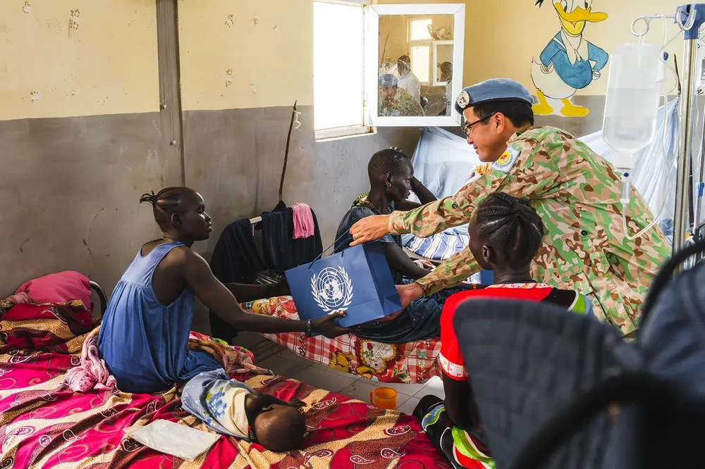 Đại tá Nguyễn Mạnh Thắng, Cục trưởng cục GGHB Việt Nam trao tặng quà cho các bệnh nhân tại BVDC 2.5