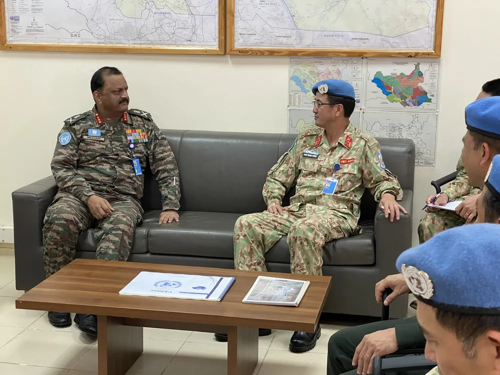 Đại tá Phạm Mạnh Thắng, Cục trưởng Cục GGHB Việt Nam làm việc với Trung tướng Mohan Subramanian, Tư lệnh Phái bộ GGHB LHQ ở Nam Sudan