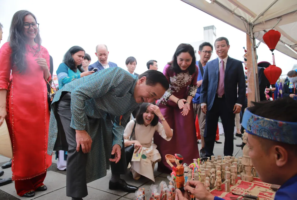 Gian hàng giới thiệu nghệ thuật nặn tò he là một điểm nhấn thu hút tại lễ hội