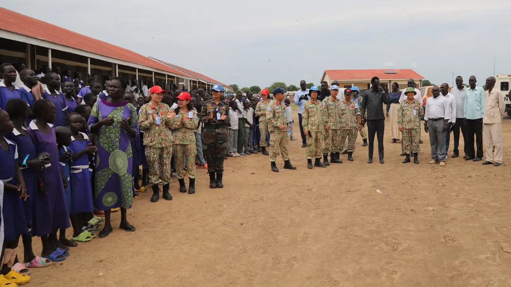 Chỉ huy trưởng Lực lượng Việt Nam tham gia gìn giữ hòa bình Liên hợp quốc tại Phái bộ UNISFA, Abyei đã phối hợp với địa phương tổ chức đoàn công tác thăm và khảo sát hệ thống các trường học trên địa bàn khu vực Abyei