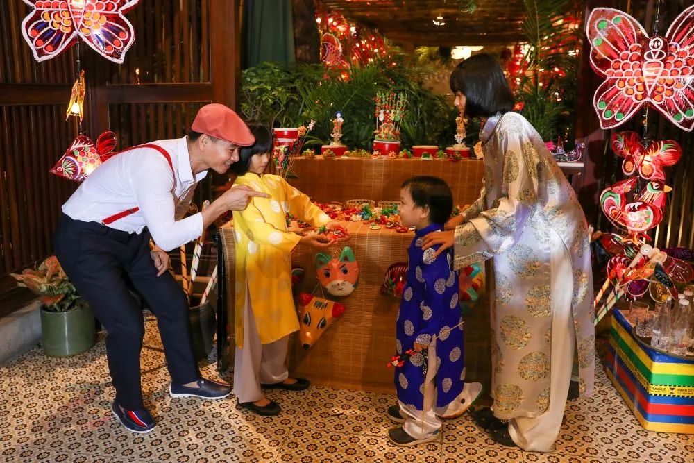 Tại Thu xưa về trong phố, các em nhỏ sẽ được tham gia trải nghiệm không gian trưng bày các loại đèn Trung Thu cổ truyền dưới hình thức là các gian hàng trên phố cổ xưa. Tại Thu xưa về trong phố, các em nhỏ sẽ được tham gia trải nghiệm không gian trưng bày các loại đèn Trung Thu cổ truyền dưới hình thức là các gian hàng trên phố cổ xưa.