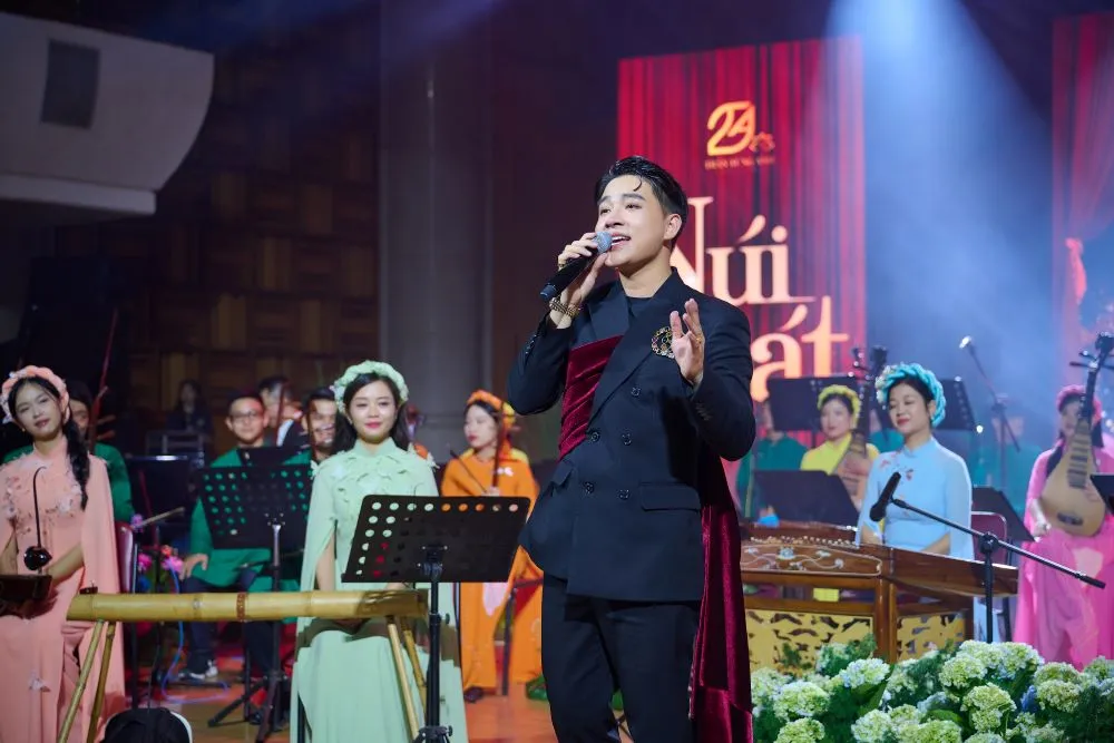 Trong vol 1 Núi hát, Trần Tùng Anh chọn việc hát bằng giọng phi giới tính và giọng nam thật với dàn nhạc giao hưởng thính phòng, dân tộc Trong vol 1 Núi hát, Trần Tùng Anh chọn việc hát bằng giọng phi giới tính và giọng nam thật với dàn nhạc giao hưởng thính phòng, dân tộc