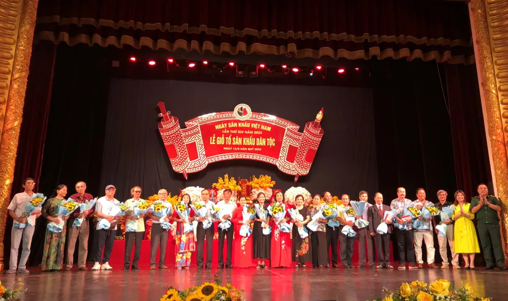 Tại lễ kỷ niệm, Hội Nghệ sĩ Sân khấu Việt Nam đã tôn vinh và trao tặng quà cho các nghệ sĩ cao tuổi, nghệ sĩ được tặng Giải thưởng Hồ Chí Minh, Giải thưởng Nhà nước về Văn học nghệ thuật