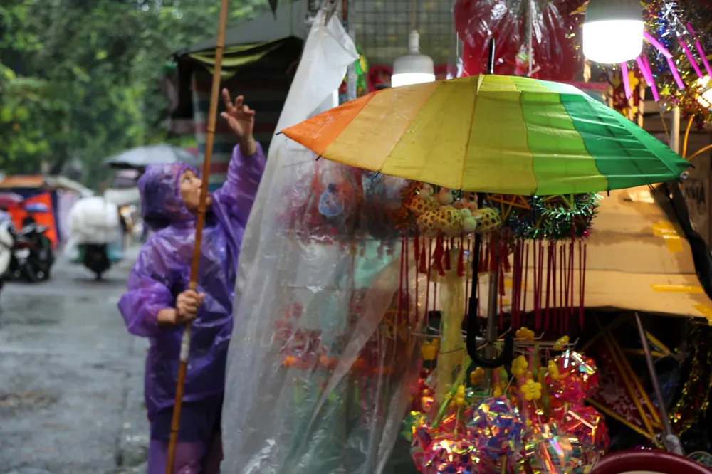 Do đặc tính của đồ chơi Trung thu truyền thống bằng vật liệu giấy bóng kính, mỏng manh, dễ hỏng nên các chủ cửa hàng phải che đậy rất kỹ lưỡng. Ảnh: HÀ NGUYỄN