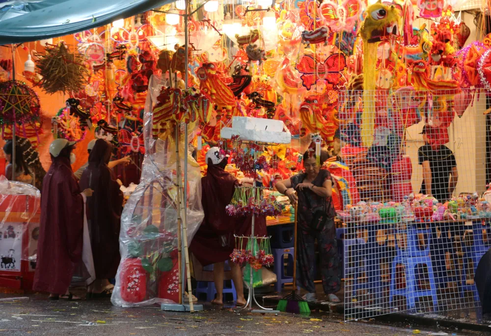 Năm nay, trên phố Hàng Mã có khá nhiều đồ chơi đẹp nhưng với thời tiết mưa lớn và kéo dài như hiện tại thì các cửa hàng sẽ tồn kho nhiều. Ảnh: HÀ NGUYỄN