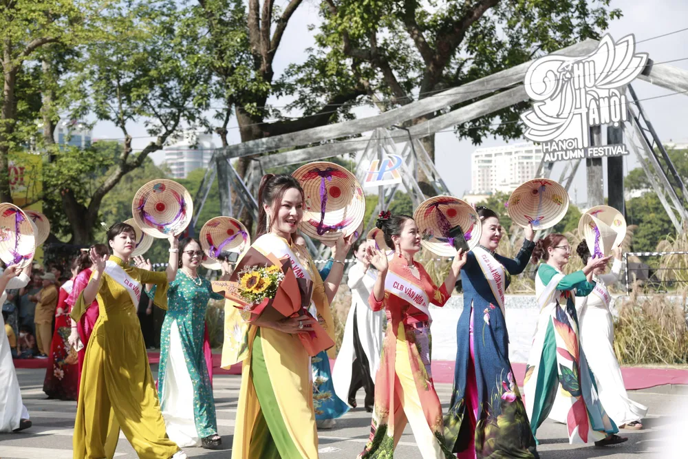 Màn diễu hành áo dài của phụ nữ Thủ đô. Ảnh: HÀ NGUYỄN