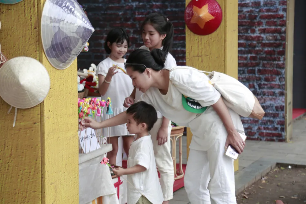 Trẻ em vô cùng thích thú khi được chiêm ngưỡng, khám phá nhiều gian đồ chơi truyền thống. Ảnh: HÀ NGUYỄN