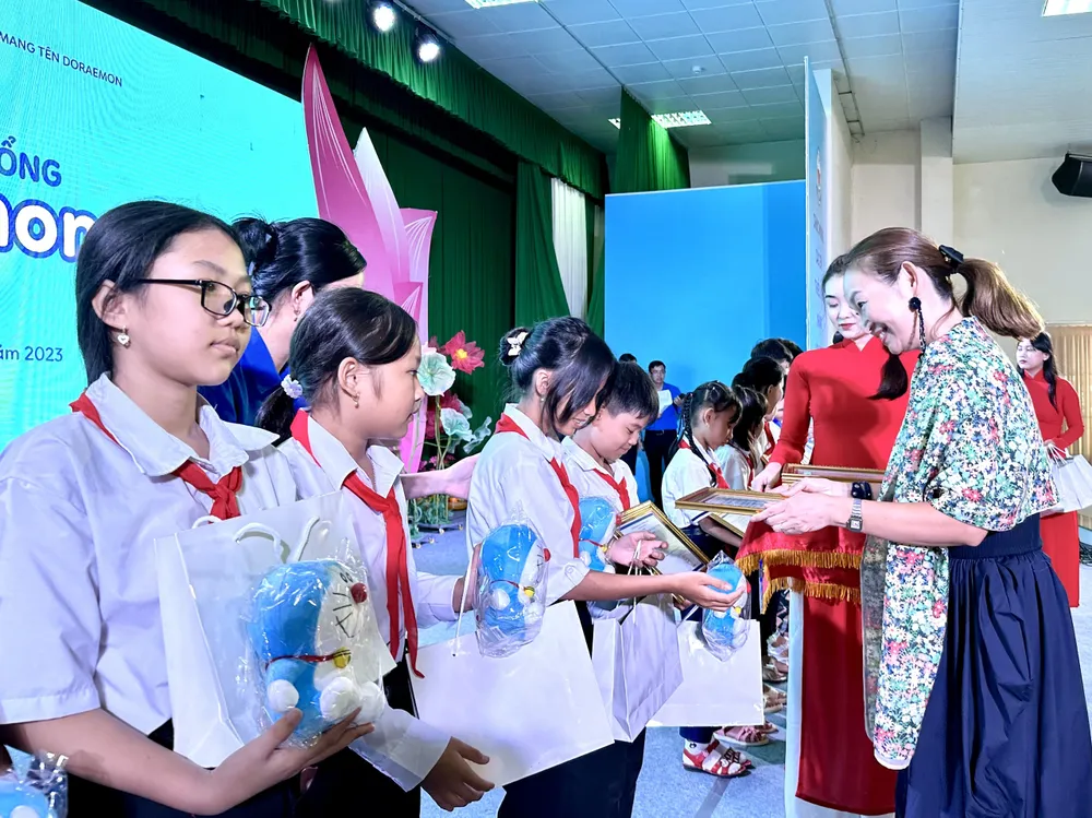 Quỹ Doreamon trao học bổng cho các học sinh đến từ 20 tỉnh, thành phố khu vực Đông Nam Bộ và Đồng bằng sông Cửu Long