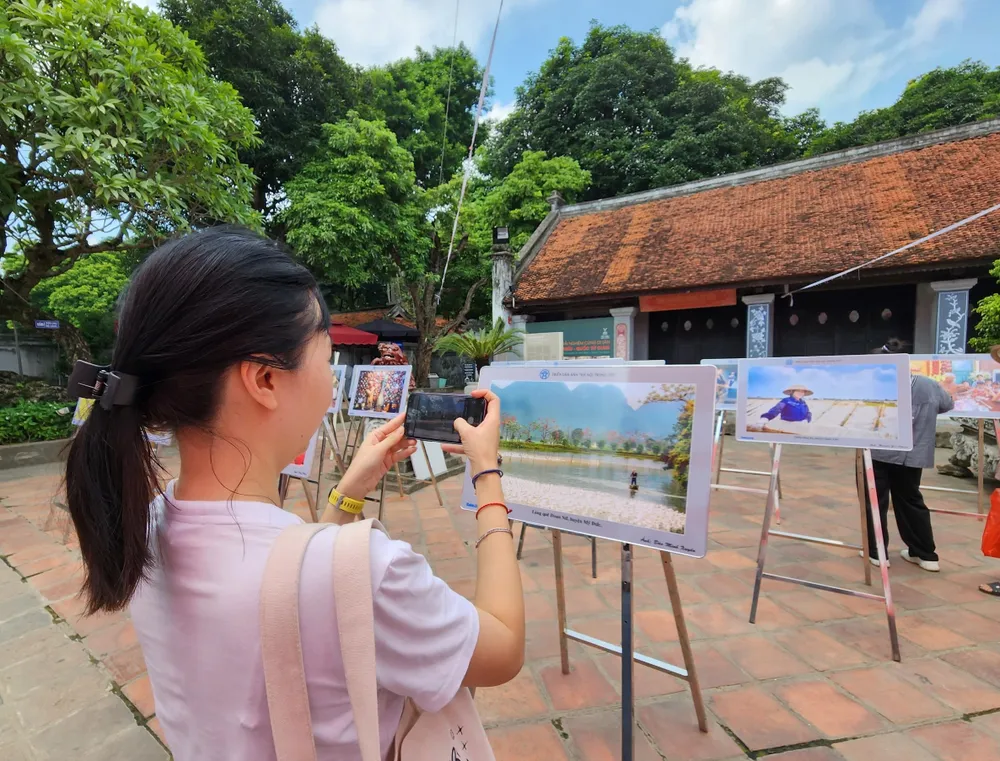 Triển lãm thu hút sự quan tâm của người dân và du khách Triển lãm thu hút sự quan tâm của người dân và du khách