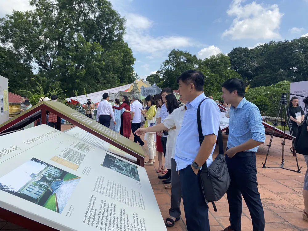 Triển lãm thu hút sự quan tâm của nhiều người dân và du khách