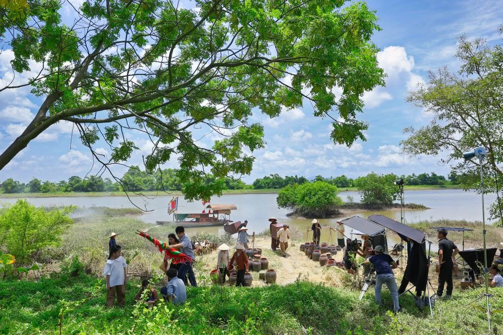 NSND Quốc Hưng giãi bày, MV như gói gọn cả tuổi thơ của mình trong đó.