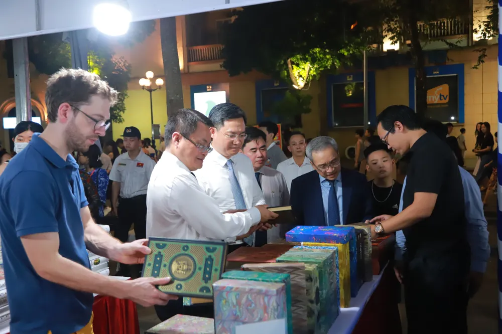 Hội sách thu hút sự quan tâm của đông đảo người dân và du khách Hội sách thu hút sự quan tâm của đông đảo người dân và du khách