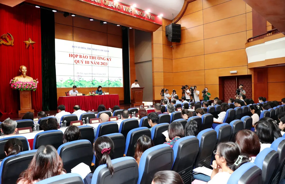 Nhiều vấn đề "nóng" được đưa ra trong họp báo thường kỳ quý III năm 2023 của Bộ VH-TT-DL Nhiều vấn đề "nóng" được đưa ra trong họp báo thường kỳ quý III năm 2023 của Bộ VH-TT-DL