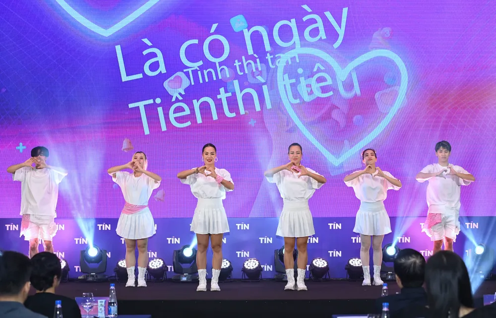 Điệu nhảy trên nền nhạc chủ đề của Chiến dịch Tin