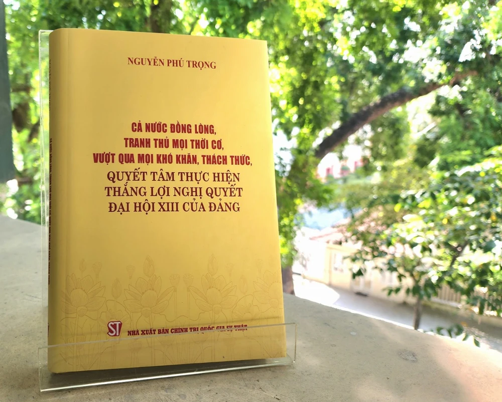 Cuốn sách "Cả nước đồng lòng, tranh thủ mọi thời cơ, vượt qua mọi khó khăn, thách thức, quyết tâm thực hiện thắng lợi Nghị quyết Đại hội XIII của Đảng" 