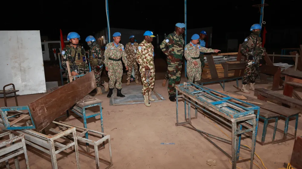 Đoàn kiểm tra thăm xưởng sửa chữa bàn ghế cho các trường học Đoàn kiểm tra thăm xưởng sửa chữa bàn ghế cho các trường học