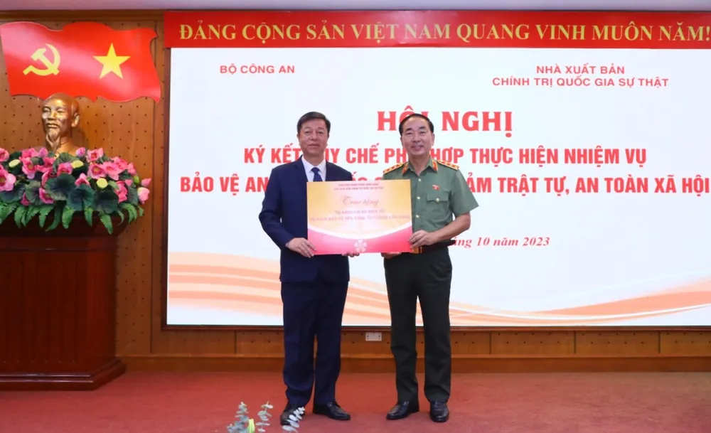 Giám đốc, Tổng Biên tập NXB Chính trị quốc gia Sự thật trao tặng Bộ Công an tủ sách điện tử "Bảo vệ nền tảng tư tưởng của Đảng" Giám đốc, Tổng Biên tập NXB Chính trị quốc gia Sự thật trao tặng Bộ Công an tủ sách điện tử "Bảo vệ nền tảng tư tưởng của Đảng"