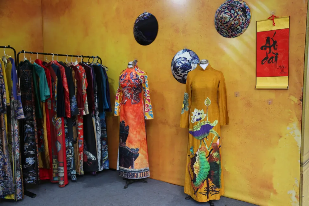 Gian hàng trưng bày mẫu áo dài, nhà thiết kế Viết Bảo đến từ Thừa Thiên Huế. Ảnh: HÀ NGUYỄN Gian hàng trưng bày mẫu áo dài, nhà thiết kế Viết Bảo đến từ Thừa Thiên Huế. Ảnh: HÀ NGUYỄN