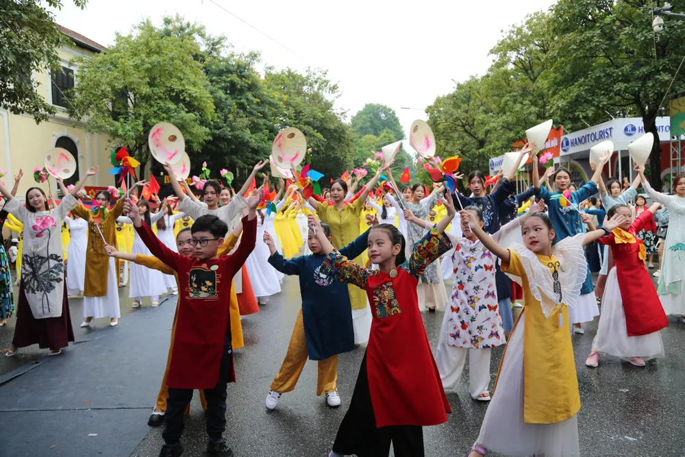 Đồng diễn áo dài thu hút sự tham gia của đông đảo tầng lớp nhân dân Thủ đô và đại biểu quốc tế. Ảnh: HÀ NGUYỄN Đồng diễn áo dài thu hút sự tham gia của đông đảo tầng lớp nhân dân Thủ đô và đại biểu quốc tế. Ảnh: HÀ NGUYỄN