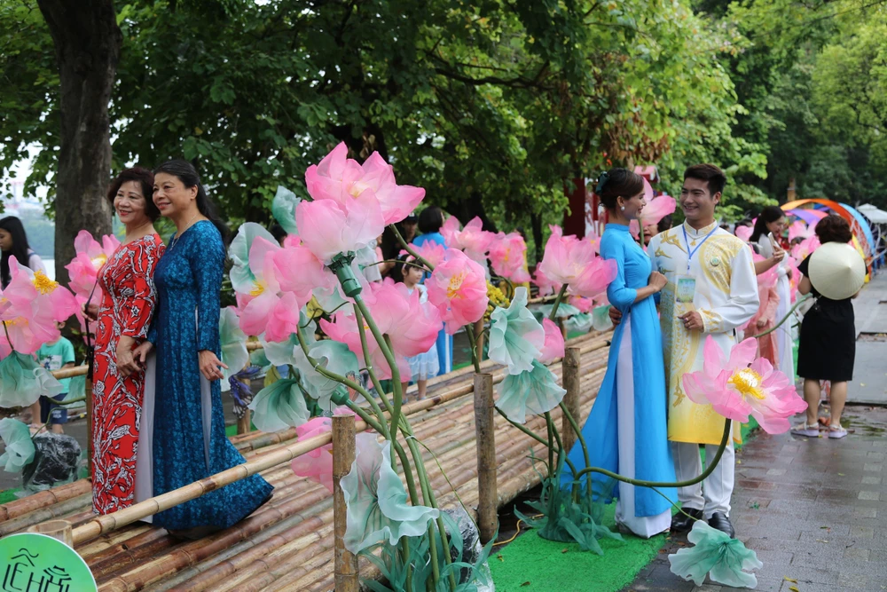 Những tà áo dài tha thướt trong lễ hội Áo dài du lịch Hà Nội. Ảnh HÀ NGUYỄN