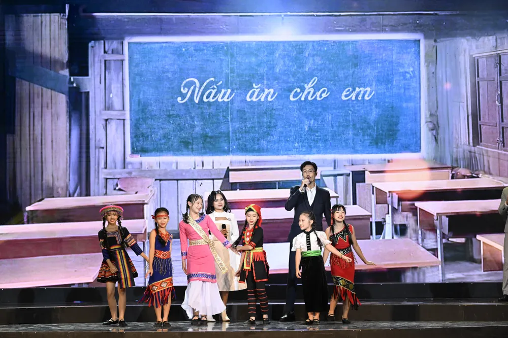 Các tiết mục văn nghệ như sợi dây móc nối các câu chuyện được kể trong chương trình, với sự góp mặt của các nghệ sĩ được yêu thích. Ảnh: HÀ TRUNG Các tiết mục văn nghệ như sợi dây móc nối các câu chuyện được kể trong chương trình, với sự góp mặt của các nghệ sĩ được yêu thích. Ảnh: HÀ TRUNG