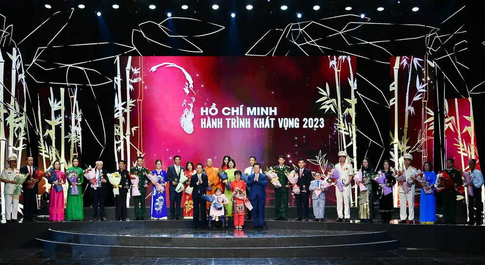 Chủ tịch nước Võ Văn Thưởng và Trưởng Ban Tuyên giáo Trung ương Nguyễn Trọng Nghĩa chụp ảnh cùng các đại biểu điển hình tiêu biểu toàn quốc. Ảnh: HÀ TRUNG Chủ tịch nước Võ Văn Thưởng và Trưởng Ban Tuyên giáo Trung ương Nguyễn Trọng Nghĩa chụp ảnh cùng các đại biểu điển hình tiêu biểu toàn quốc. Ảnh: HÀ TRUNG