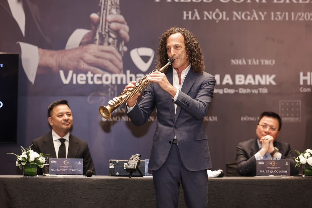 Kenny G đã trình diễn một đoạn trong tác phẩm nổi tiếng Forever in love bằng cây kèn Soprano 60 năm tuổi 