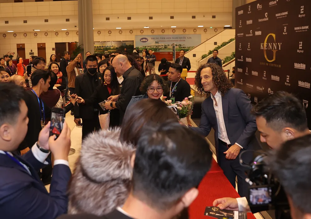 Đêm diễn kết thúc khá muộn nhưng hàng dài người hâm mộ vẫn chờ đợi ở sảnh để được gặp thần tượng, được chụp ảnh cùng nghệ sĩ và được Kenny G ký tặng lên những đĩa nhạc mang theo những nhạc phẩm kinh điển của anh. Đêm diễn kết thúc khá muộn nhưng hàng dài người hâm mộ vẫn chờ đợi ở sảnh để được gặp thần tượng, được chụp ảnh cùng nghệ sĩ và được Kenny G ký tặng lên những đĩa nhạc mang theo những nhạc phẩm kinh điển của anh.