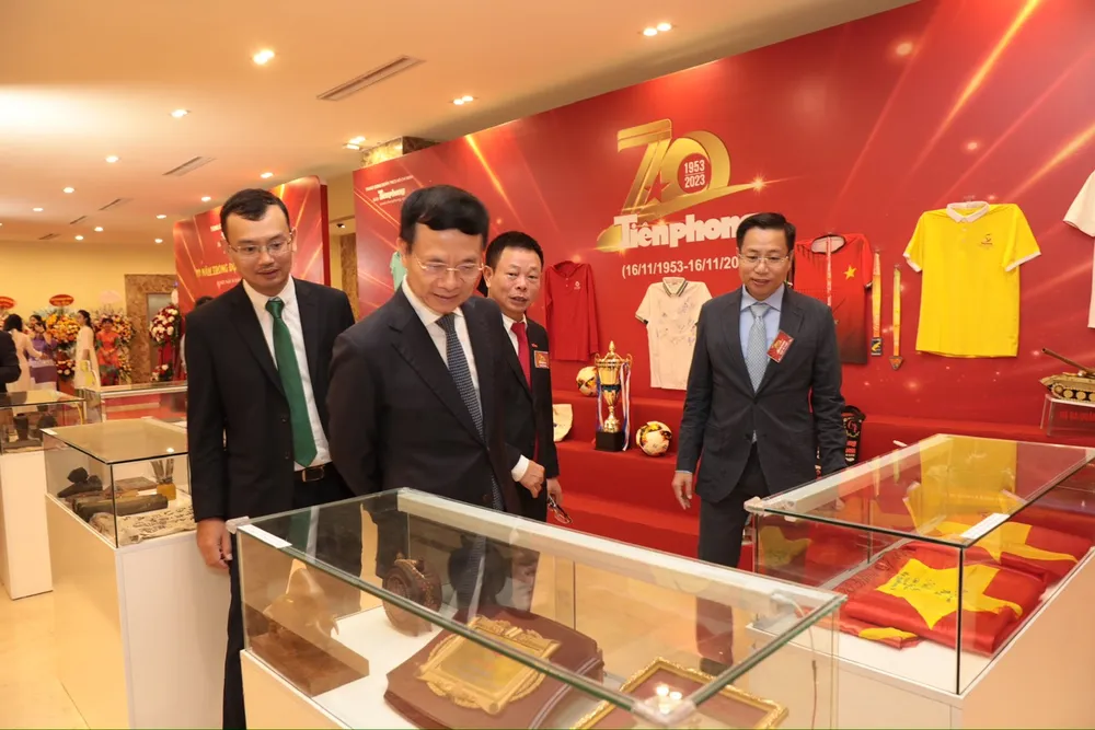 Bộ trưởng Bộ Thông tin và Truyền thông Nguyễn Mạnh Hùng tham quan khu triển lãm của báo Tiền Phong