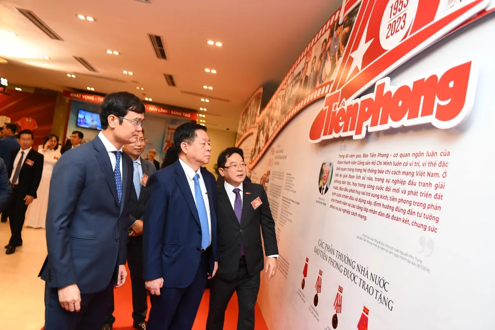 Trưởng ban Tuyên giáo Trung ương Nguyễn Trọng Nghĩa và Bí thư thứ nhất Trung ương Đoàn Bùi Quang Huy tham quan &quot;Bức tường lịch sử&quot; báo Tiền Phong.