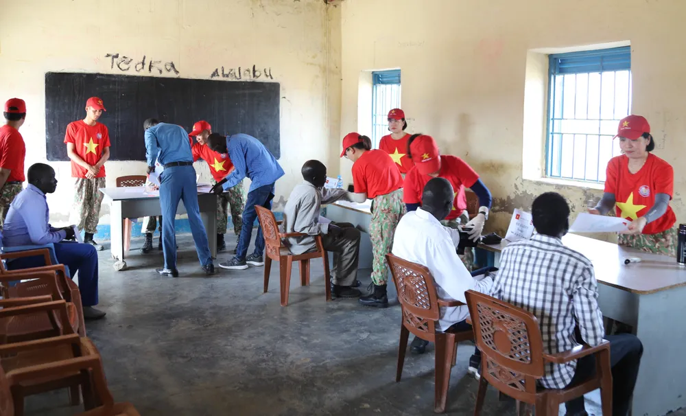 Khu vực đón tiếp các giáo viên và học sinh đến khám Khu vực đón tiếp các giáo viên và học sinh đến khám