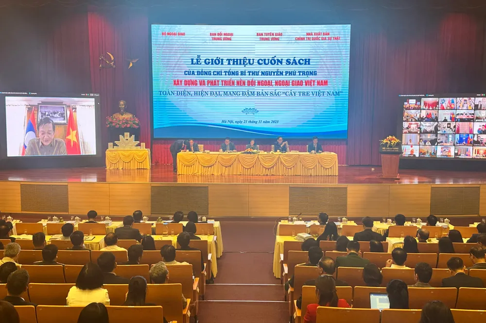 Lễ giới thiệu sách được tổ chức trực tiếp và kết nối trực tuyến đến 94 cơ quan đại diện Việt Nam ở nước ngoài. Ảnh: VIẾT CHUNG Lễ giới thiệu sách được tổ chức trực tiếp và kết nối trực tuyến đến 94 cơ quan đại diện Việt Nam ở nước ngoài. Ảnh: VIẾT CHUNG