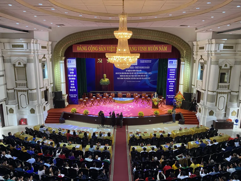 Cũng tại hội thảo, các chuyên gia, nhà quản lý, nghệ nhân chia sẻ những tồn tại và kiến nghị nhiều giải pháp nhằm phát huy giá trị di sản tín ngưỡng thờ Mẫu Tam phủ Cũng tại hội thảo, các chuyên gia, nhà quản lý, nghệ nhân chia sẻ những tồn tại và kiến nghị nhiều giải pháp nhằm phát huy giá trị di sản tín ngưỡng thờ Mẫu Tam phủ