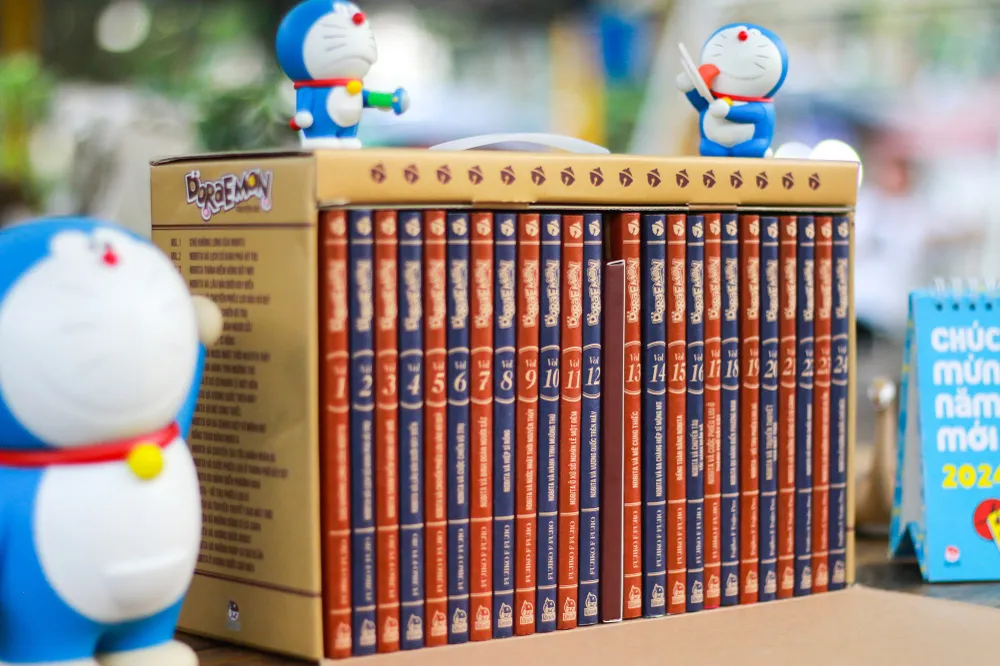 Boxset gồm trọn bộ 24 cuốn Doraemon truyện dài bản nâng cấp và một số vật phẩm đi kèm Boxset gồm trọn bộ 24 cuốn Doraemon truyện dài bản nâng cấp và một số vật phẩm đi kèm