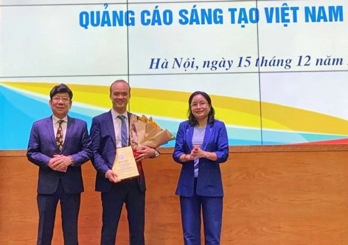 Thứ trưởng Bộ VHTT-DL Trịnh Thị Thủy cùng Chủ tịch Hiệp hội Quảng cáo Việt Nam Nguyễn Trường Sơn đã trao giải Nhất giai-nhat-5868.jpg