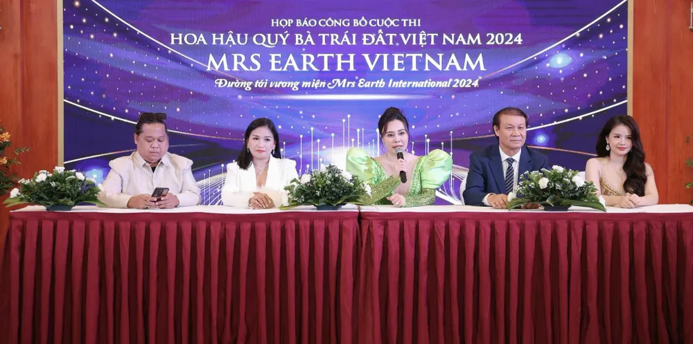Các thành viên Ban giám khảo và Ban tổ chức thông tin về Hoa hậu Quý bà Trái đất 2024 403646967-1431251301070175-5465323129668091246-n-2494.jpg