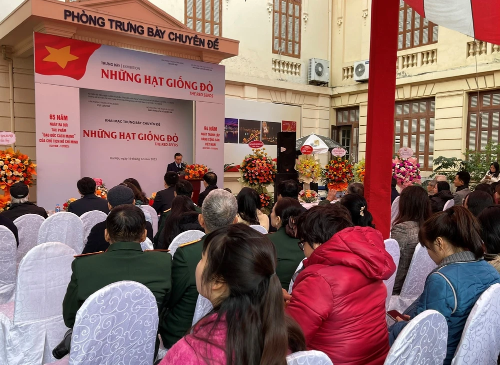 Trưng bày được tổ chức nhân kỷ niệm 65 năm ra đời tác phẩm “Đạo đức cách mạng” của Chủ tịch Hồ Chí Minh 8ae67a452b60833eda71-3057.jpg
