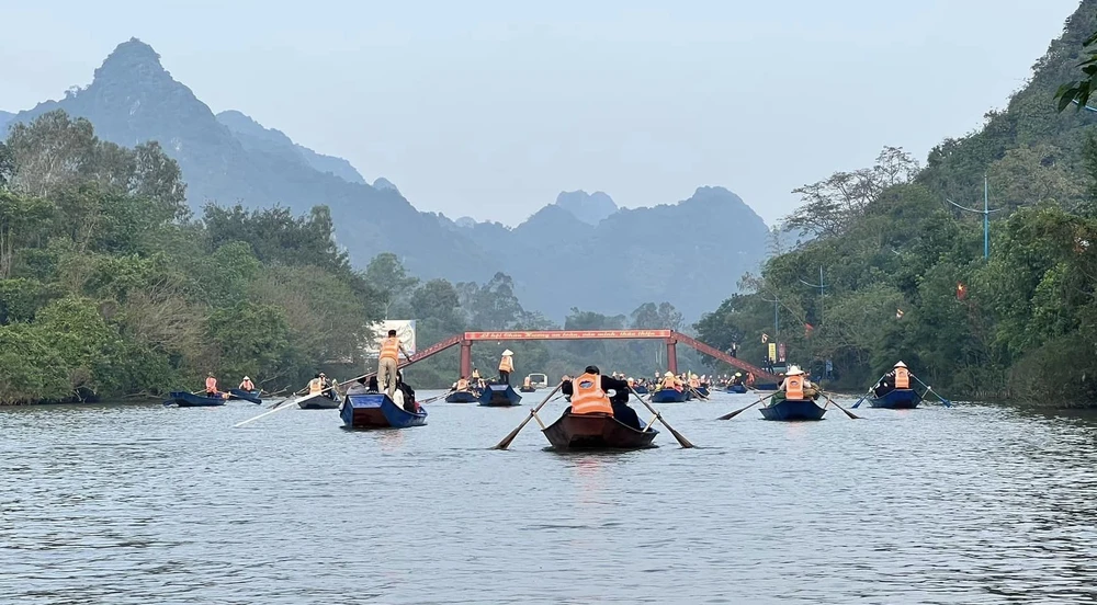 Hơn 40.000 lượt du khách về chùa Hương trong những ngày Tết