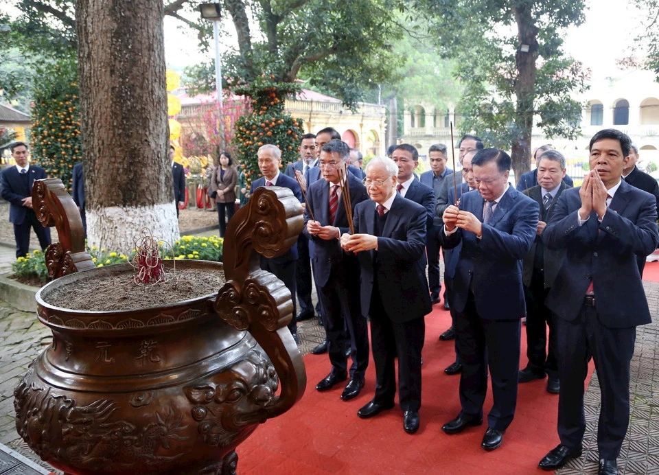 Tổng Bí thư Nguyễn Phú Trọng đã đến dâng hương tỏ lòng thành kính các bậc tiên đế, tiên hiền có công với đất nước tại Điện Kính Thiên, Khu di sản Hoàng thành Thăng Long, Thủ đô Hà Nội. Ảnh: THANH HẢI